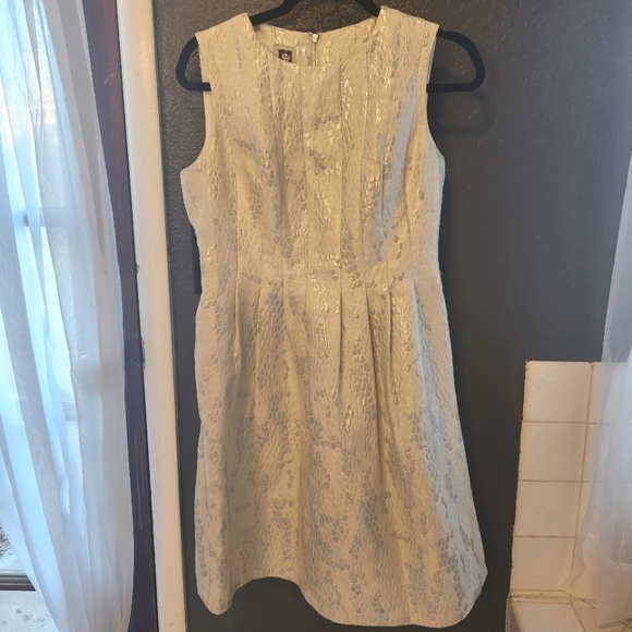 ANN Klein Sliver/White Tulip Dress pleated size 6 - Picture 11 of 11